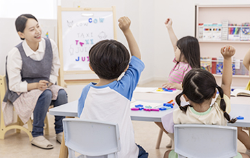 선생님과 아이들이 수업하는 모습
