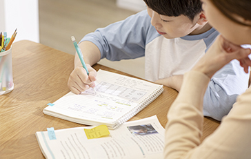 선생님과 아이가 공부하는 모습