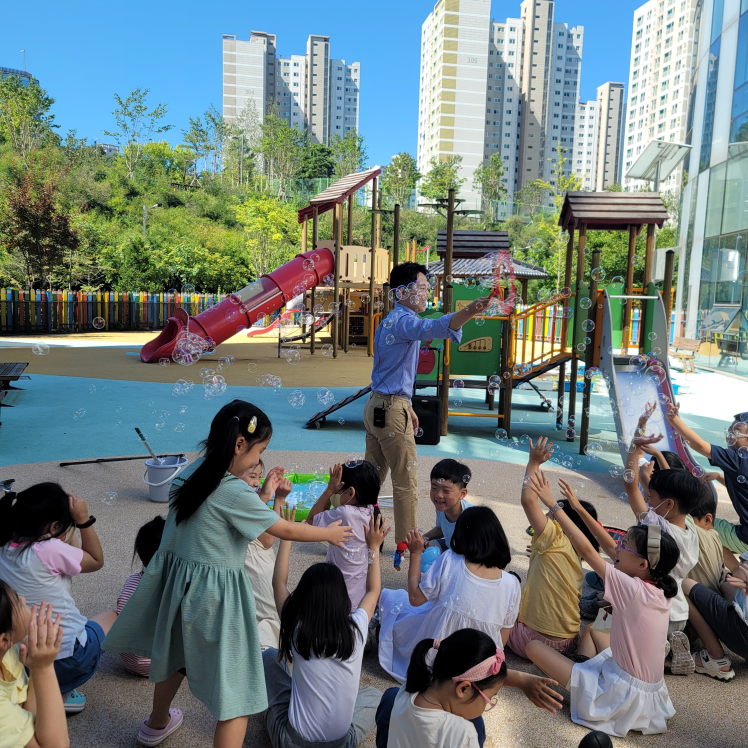 방울 방울 신나는 버블쇼 관람하는 아이들