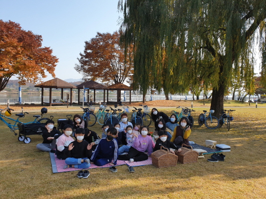 아이들이 소풍가서 돗자리 위에 앉아서 찍은 사진