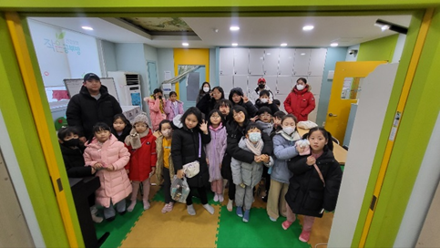 남원주지역아동센터 내부에서 아이들 단체사진